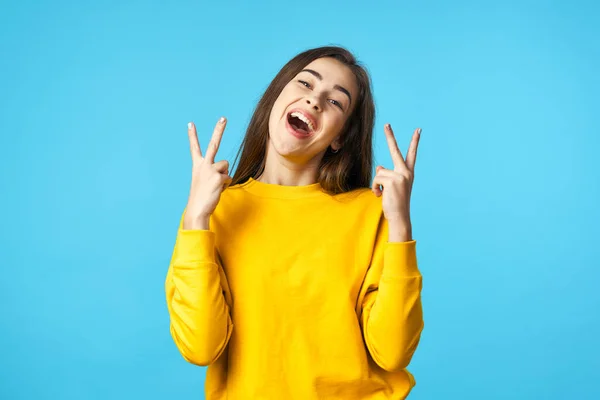 Jovem Com Gestos Vitória Estúdio Isolado Fundo Azul — Fotografia de Stock