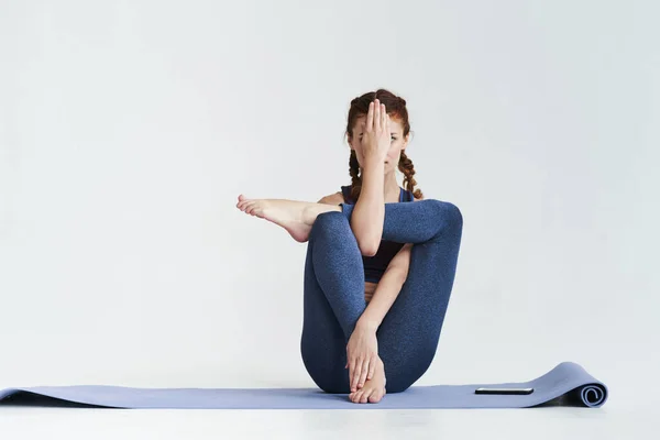 Jong Mooi Vrouw Oefenen Yoga — Stockfoto