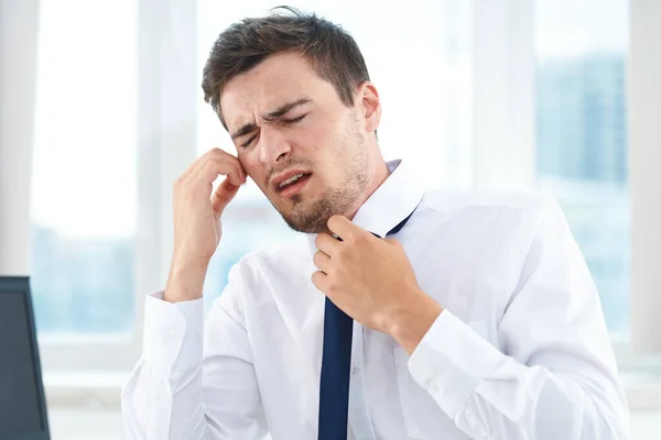 Jovem Bonito Estressado Empresário Seu Escritório — Fotografia de Stock