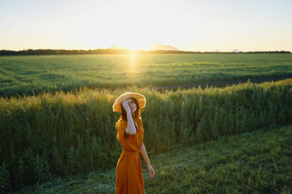 Jonge Vrouw Poseren Tarweveld Bij Zonsondergang — Stockfoto