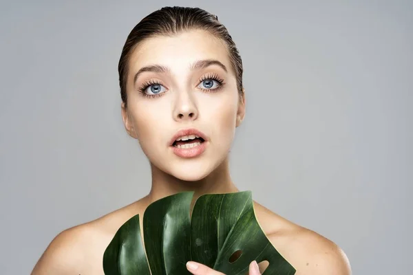 Jovem Bela Mulher Posando Com Folha Estúdio — Fotografia de Stock