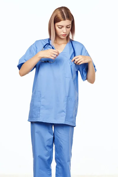 Jovem Bela Enfermeira Com Estetoscópio Isolado Branco — Fotografia de Stock
