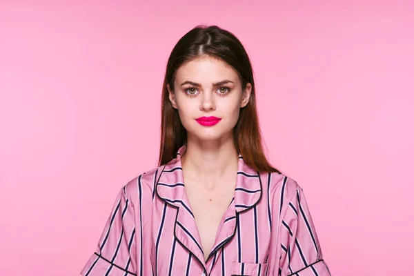 Jonge Vrouw Roze Achtergrond — Stockfoto