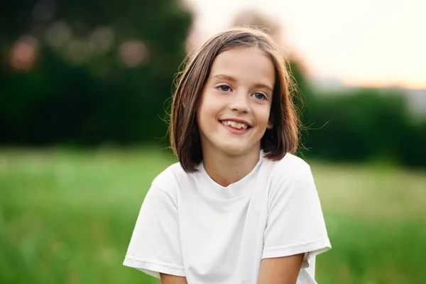 Młody Słodkie Dziewczyna Mając Zabawy Rumianku Pole — Zdjęcie stockowe