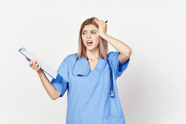 Giovane Donna Medico Con Documento Confuso Isolato Sfondo Bianco — Foto Stock