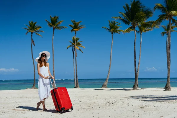 Mujer Joven Con Maleta Roja Playa —  Fotos de Stock