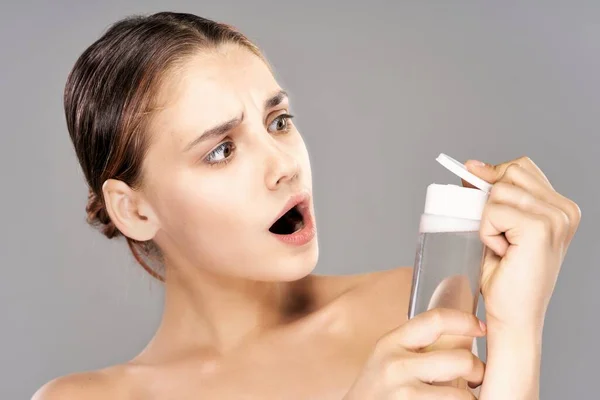 Portrait Jeune Belle Femme Avec Des Produits Beauté Studio Isolé — Photo