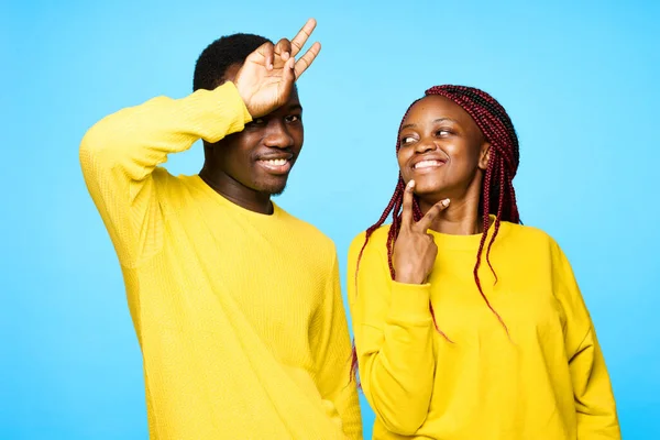 Homem Mulher Aparência Africana Gesticulando Fundo Isolado — Fotografia de Stock