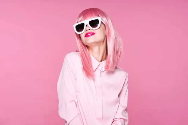 Gyönyörű Fiatal Rózsaszín Paróka Pózol Stúdióban — Stock Fotó