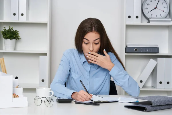 Jovem Bela Empresária Sentada Mesa Escritório Ela Está Confusa — Fotografia de Stock