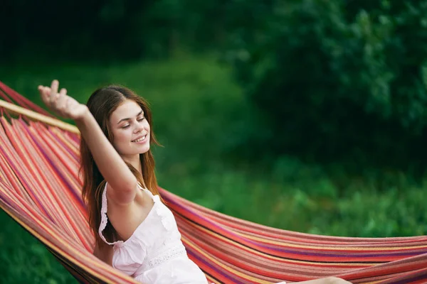 Mladá Krásná Žena Relaxující Houpací Síti — Stock fotografie