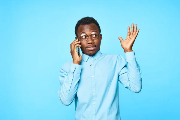 Jovem Falando Smartphone Isolado Fundo Azul — Fotografia de Stock