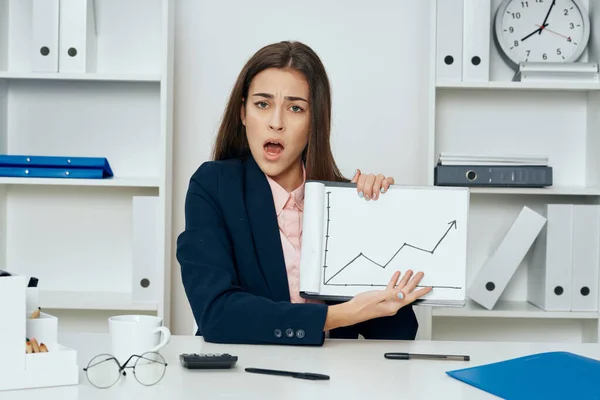 Joven Mujer Negocios Hermosa Sentada Escritorio Oficina Con Gráfico Negocios — Foto de Stock