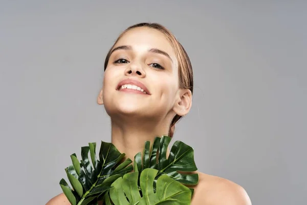 Jovem Bela Mulher Posando Com Folhas Estúdio — Fotografia de Stock