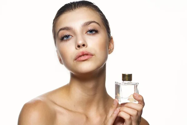 Retrato Joven Hermosa Mujer Con Frasco Perfume Captura Estudio — Foto de Stock