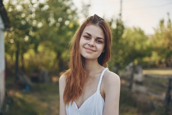 Mladá Krásná Žena Usmívá Venku — Stock fotografie