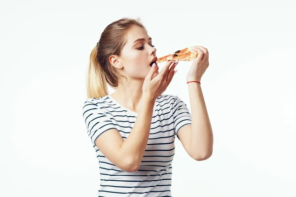 Молодая Красивая Женщина Ест Пиццу Изолированном Фоне — стоковое фото