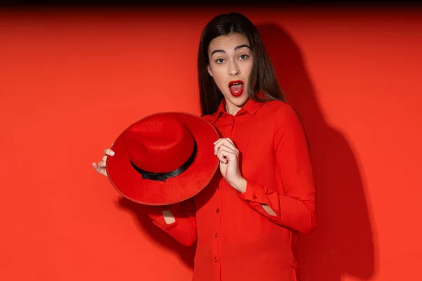 Tiro Estúdio Jovem Mulher Bonita Chapéu Segurando Vermelho Isolado Fundo — Fotografia de Stock