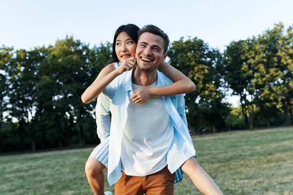 Pareja Joven Divirtiéndose Parque —  Fotos de Stock