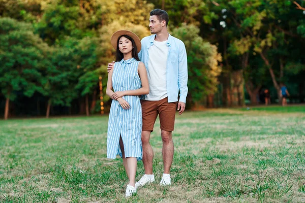 Junges Paar Hat Spaß Park — Stockfoto