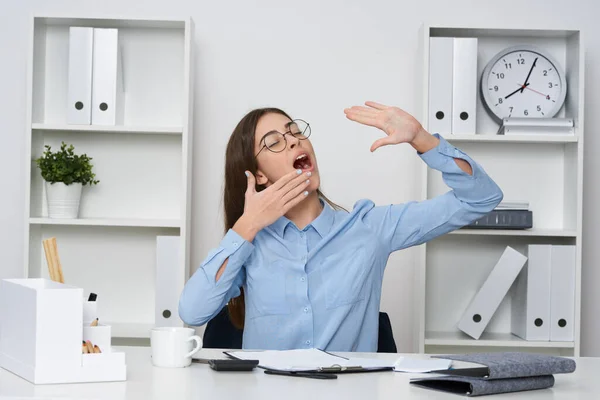 Joven Mujer Negocios Cansada Sentada Escritorio Oficina — Foto de Stock