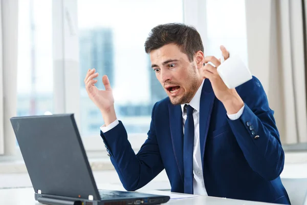 Yong Knappe Teleurgestelde Zakenman Zit Het Kantoor Met Laptop — Stockfoto