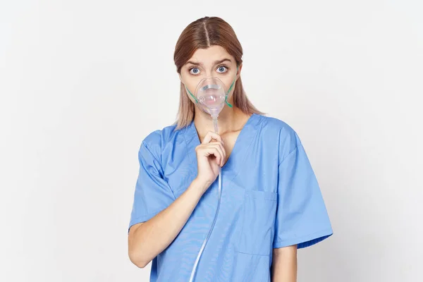Ung Kvinna Uniform Med Inhalator Isolerad Vitt — Stockfoto