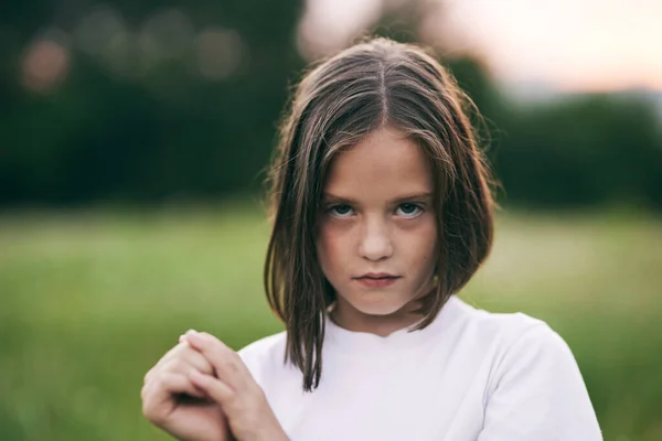 若いです可愛いです女の子持っています楽しいです牧草地 — ストック写真