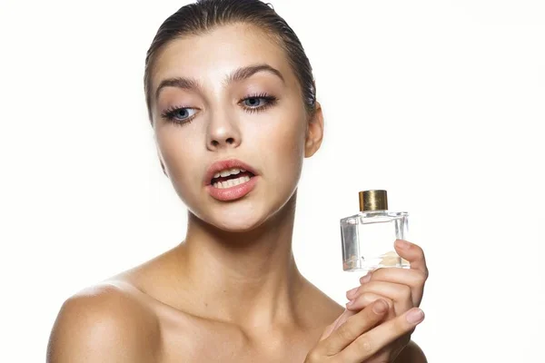 Retrato Joven Hermosa Mujer Con Frasco Perfume Captura Estudio — Foto de Stock