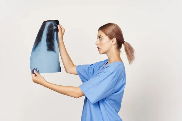 Röntgen Çeken Kadın Doktor Stüdyo Çekimi — Stok fotoğraf