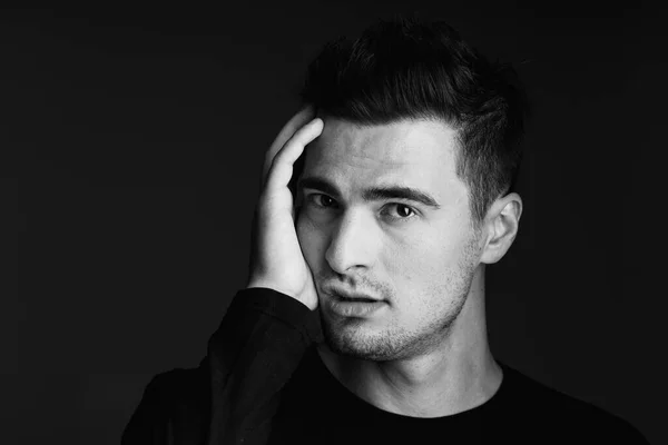 Tiro Estúdio Retrato Jovem Bonito Homem Posando — Fotografia de Stock