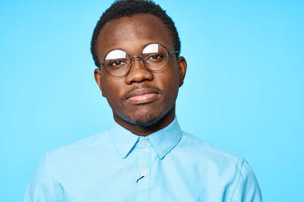 Joven Hombre Guapo Posando Estudio Aislado Sobre Fondo Azul — Foto de Stock