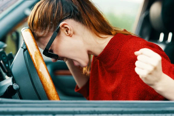 Jovem Bela Mulher Emocional Motorista Carro — Fotografia de Stock