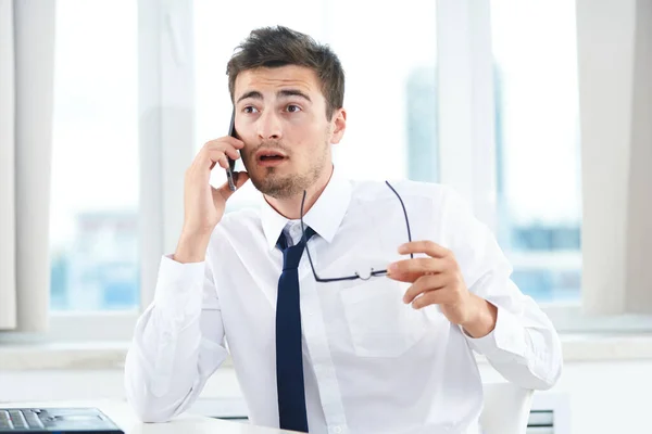 Business Concept Yong Surprised Businessman Talking Smartphone Office — Stock Photo, Image