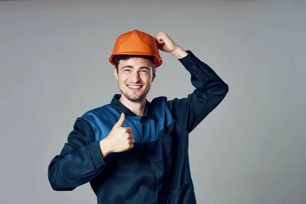 Estúdio Tiro Trabalhador Jovem Capacete Laranja Com Polegar Para Cima — Fotografia de Stock