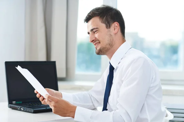 Joven Hombre Negocios Guapo Trabajando Con Documentos Oficina —  Fotos de Stock