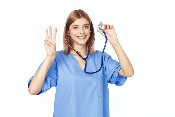 Foto Alta Qualidade Mulher Médico Mostrando Três Dedos Isolados Fundo — Fotografia de Stock