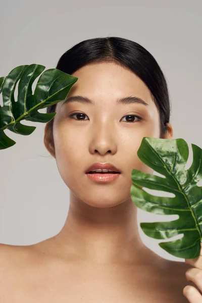 Retrato Joven Mujer Asiática Con Hojas —  Fotos de Stock