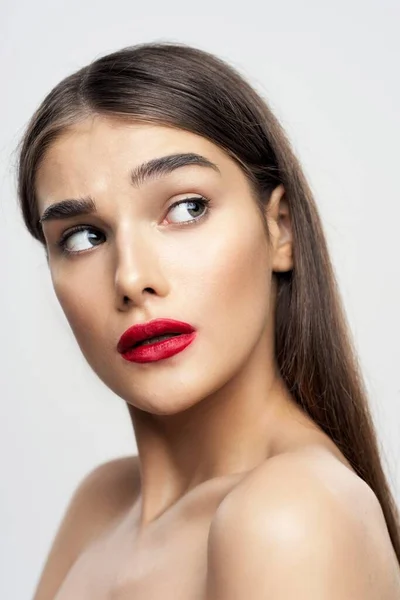 Portret Van Een Mooie Jonge Vrouw Met Rode Lippenstift Haar — Stockfoto