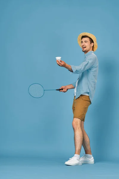 Молодий Чоловік Грає Теніс Ізольовано Синьому Фоні Студійний Знімок — стокове фото