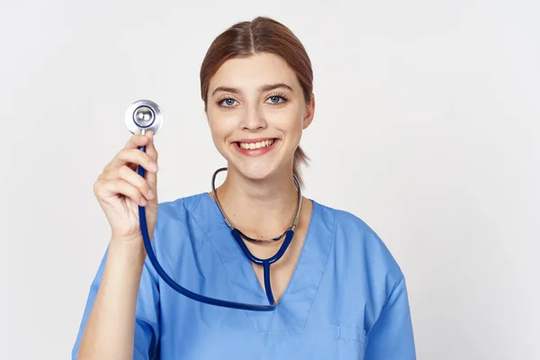 Retrato Joven Hermosa Mujer Médico Con Estetoscopio Fondo Aislado —  Fotos de Stock