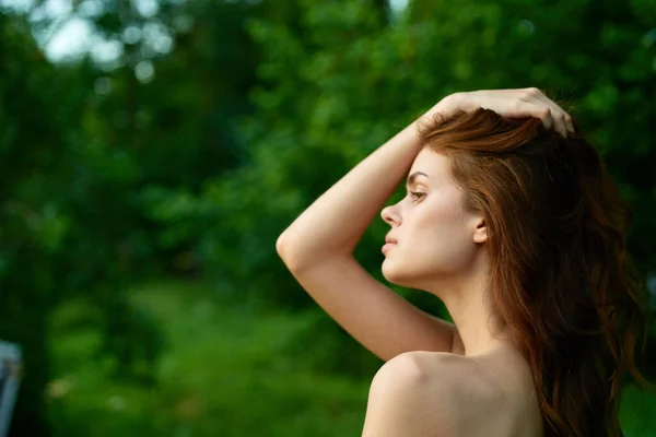 Junge Schöne Frau Posiert Sommergarten — Stockfoto