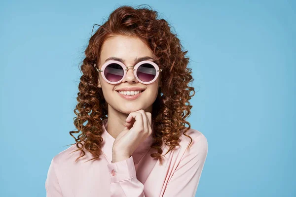 Junge Schöne Frau Mit Sonnenbrille — Stockfoto