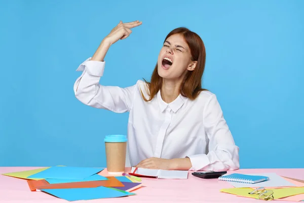 Jovem Empresária Gestando Matar Isolado Fundo Azul — Fotografia de Stock