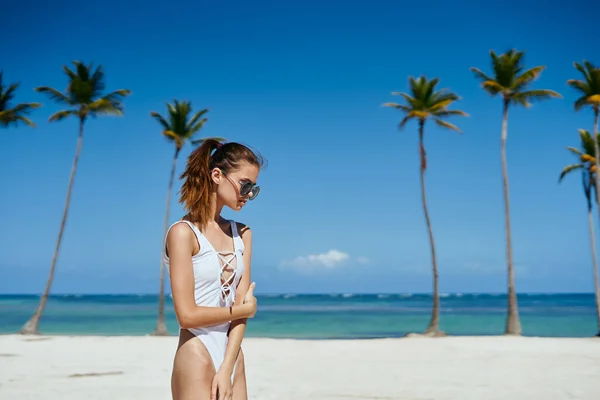 Young Beautiful Woman Posing Beach — Stock Photo, Image