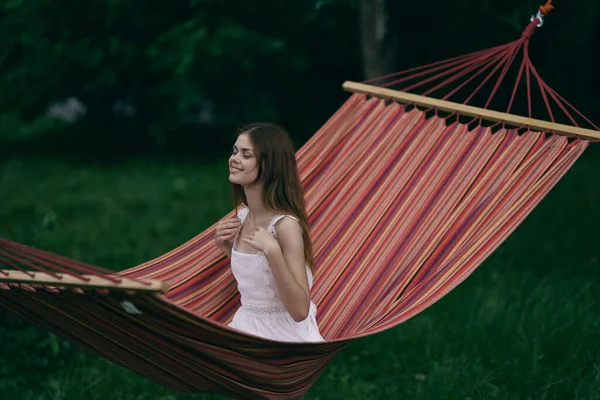 Mladá Krásná Žena Relaxující Houpací Síti — Stock fotografie