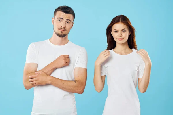 Joven Hermosa Pareja Camisetas Posando Estudio Sobre Fondo Aislado — Foto de Stock