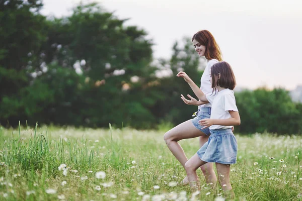 Giovane Madre Sua Figlia Divertirsi Sul Campo Camomilla — Foto Stock