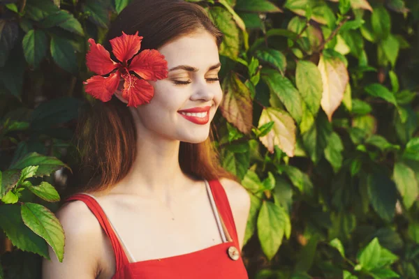 Mladá Krásná Žena Pózuje Květinou Vlasech — Stock fotografie