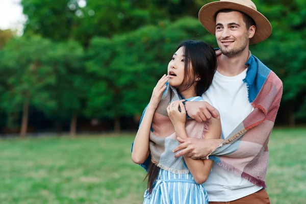 Jovem Casal Divertindo Parque — Fotografia de Stock